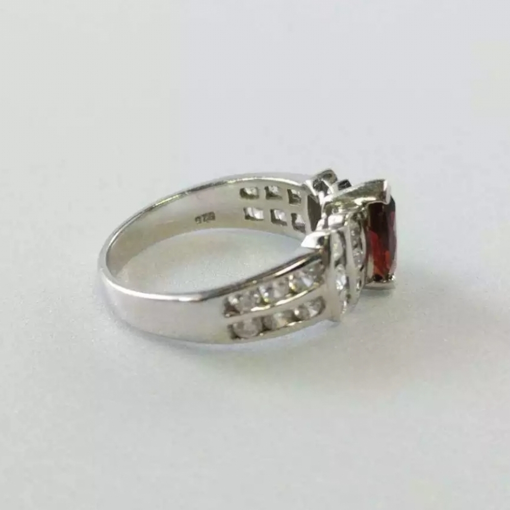 GARNET and CZ RING centerStunning GARNET and CZ stone marquise cut. 🤩.925 - Picture 3 of 6